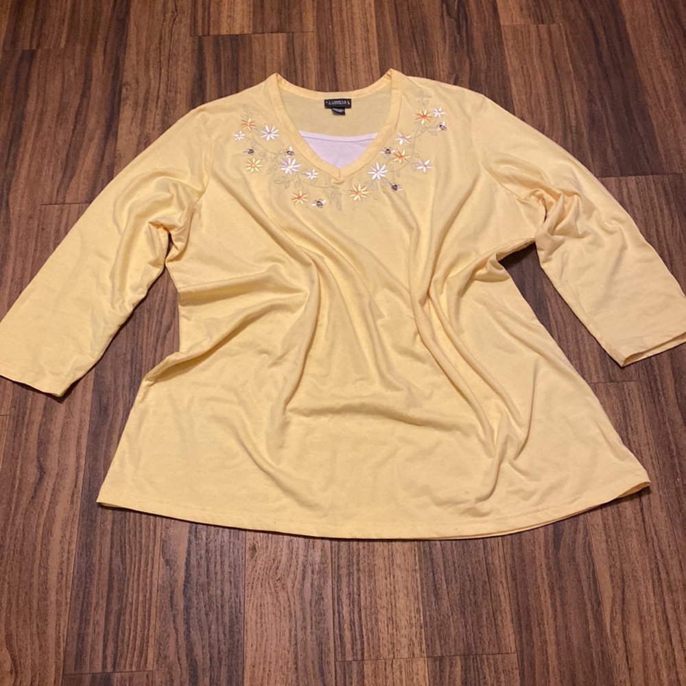 Bumble Bee Size XL Embroidered V-Neck 3/4 Sleeve Top